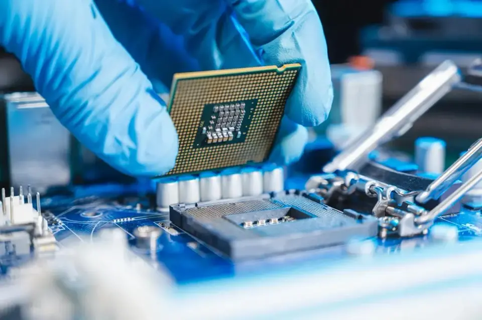 AI Rally Pushes MRVL, AVGO, HPE to Fresh 52-Week Highs
