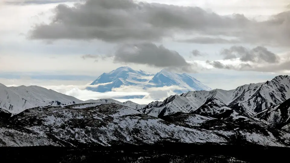 Line of tiny quakes reveals Alaska's hidden Yakutat microplate