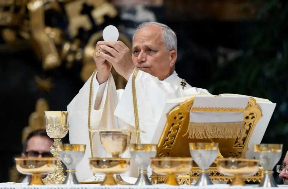 Pope Opens Consistory with Call for Faith, Peace, and Unity