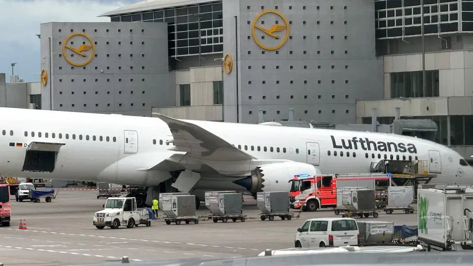 Lufthansa 787 nose gear collapse grounds flight at Frankfurt, injuring crew and staff