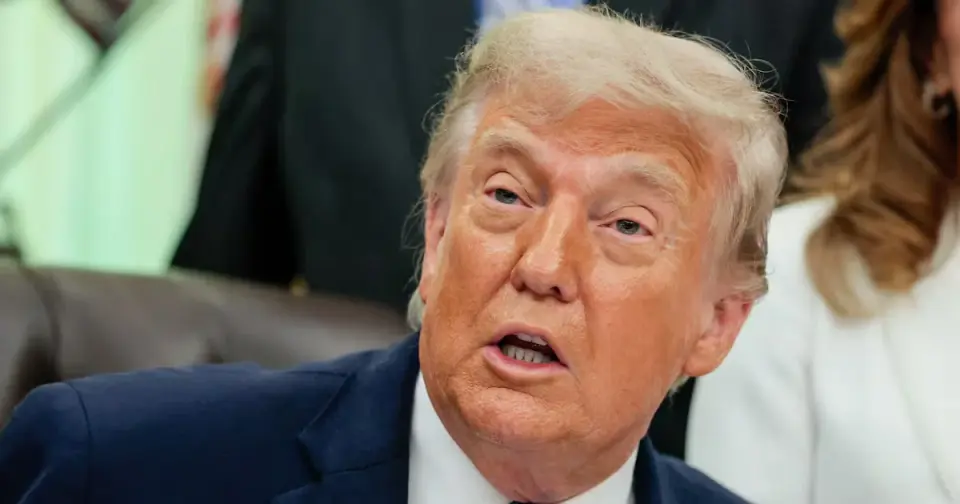 Record Poll Gap Signals Deepening Midterm Crisis for Trump