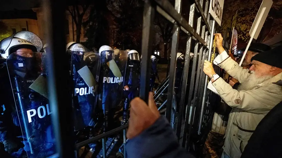 Poland’s Constitutional Crisis Peaks as President Returns Mid-Flight to Confront Court Takeover
