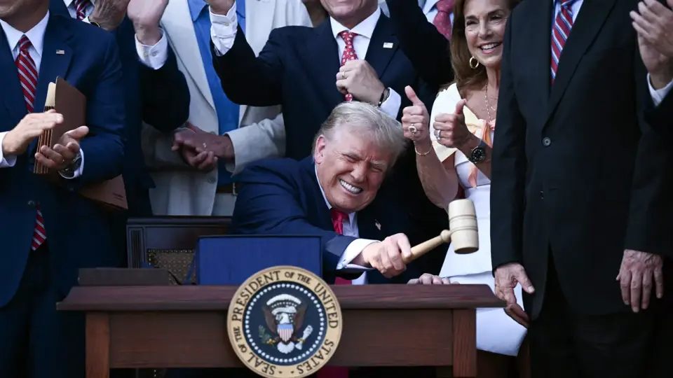 Rolling Stone Urges Independents to Vote Against Trump in 2026 Midterms Amid Record-Low Approval