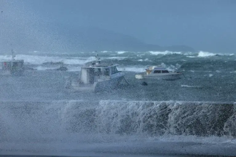 Waves lash Wellington as hundreds evacuate the coast