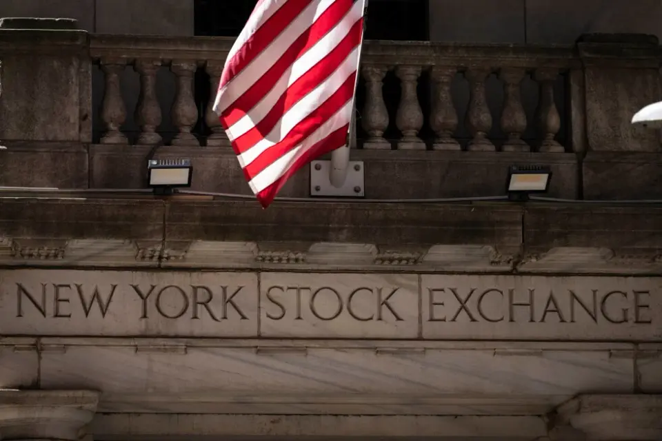 US Banks Report Earnings as Chip Stocks Slide and Markets Split