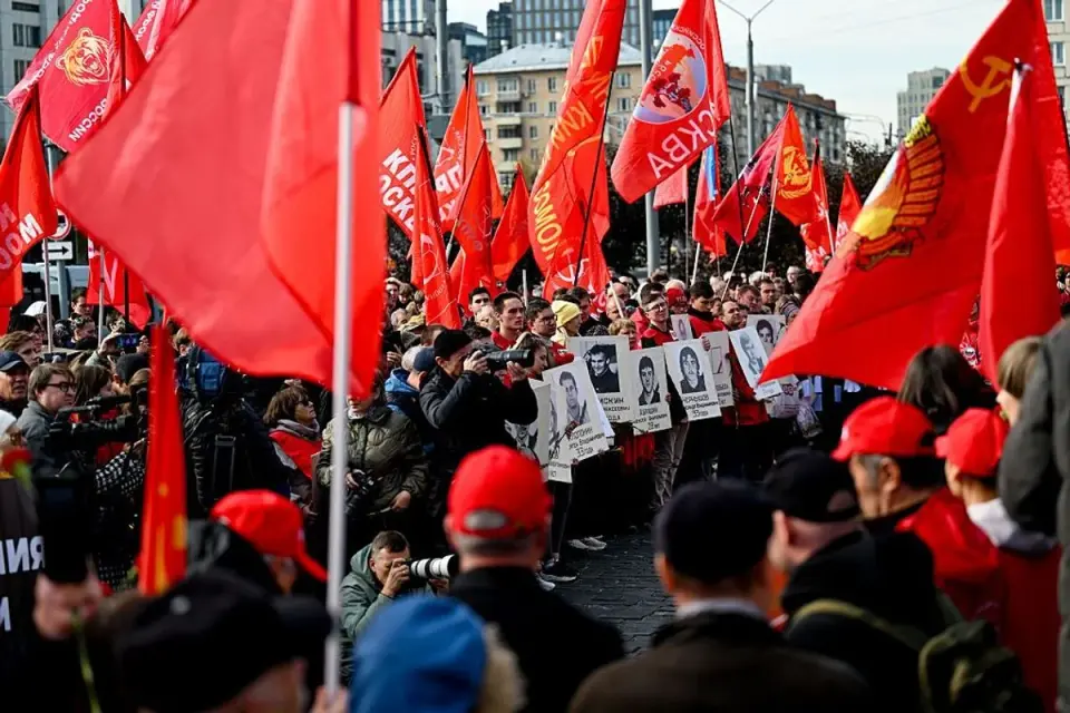 Moscow Police Detain 60 at Communist Rally After Anti-Kremlin Chants