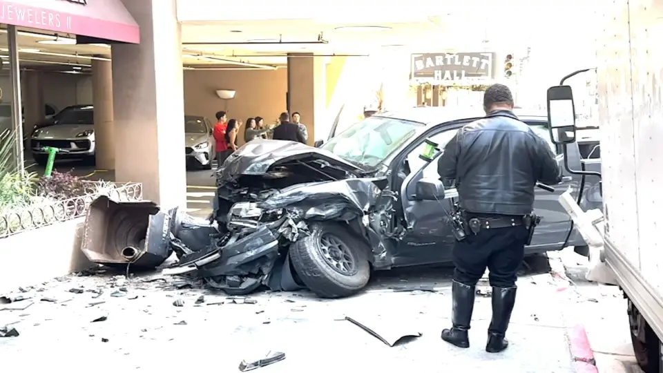 Two Injured as Truck Strikes Light Pole on O'Farrell in San Francisco