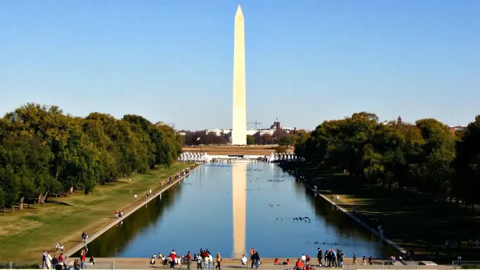 Trump coats Lincoln Memorial pool in American flag blue, skipping granite replacement