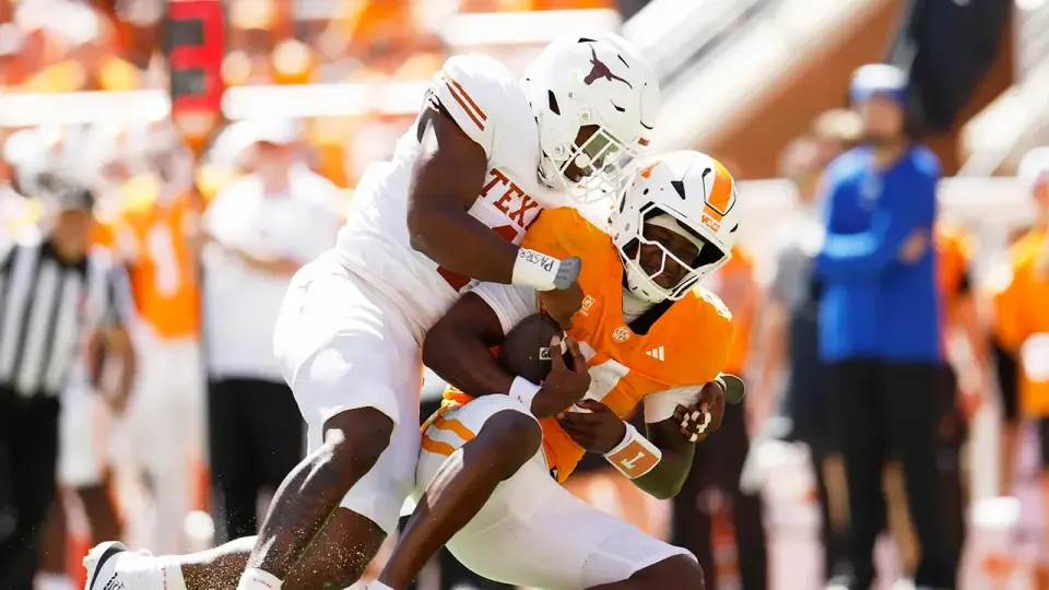 Texas Survives Tennessee Comeback to Win 20-17 in Trump-Watched SEC Opener