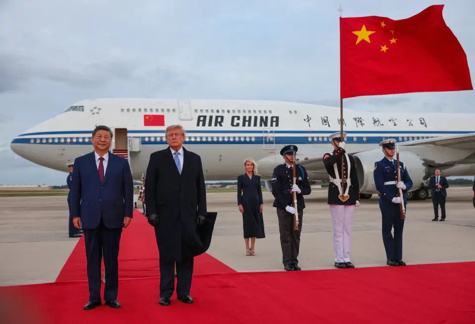 Trump Breaks Protocol to Greet Xi in Rare Airport Welcome as Trade Truce Extends
