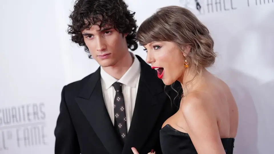 Sombr recalls Taylor Swift letting him choose songs for her Hall of Fame tribute