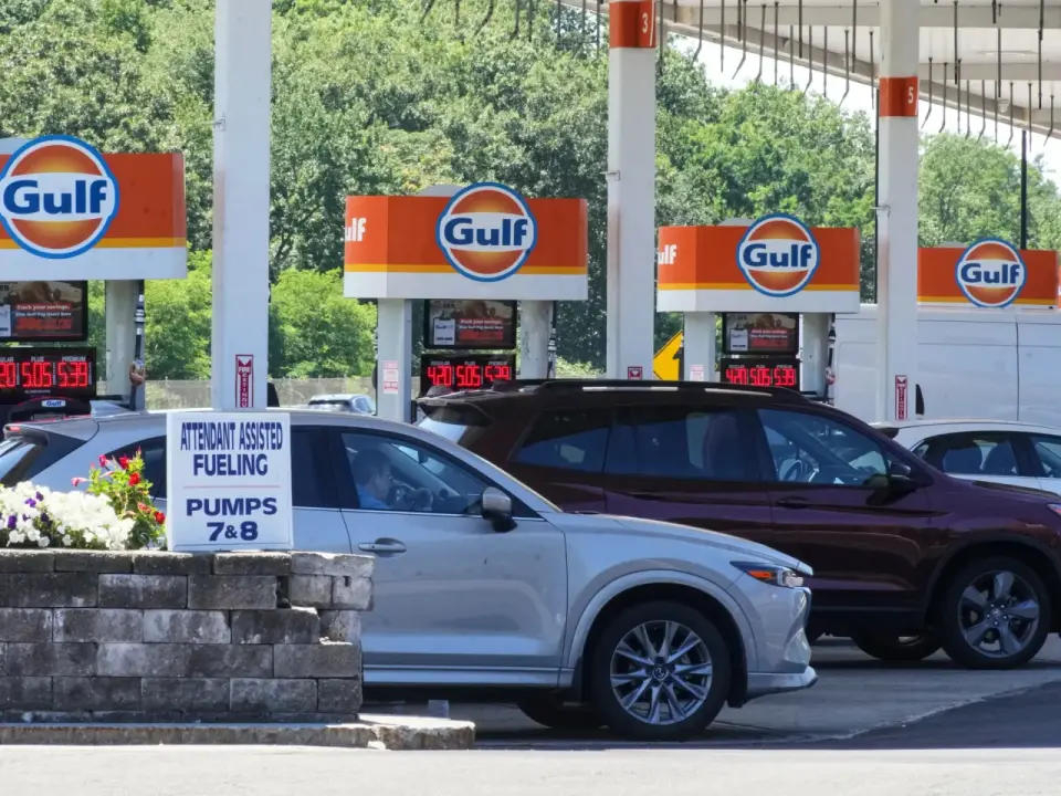 Oil Hits $109 as Gulf Attacks Spark Inflation Fears and Rate Hike Odds