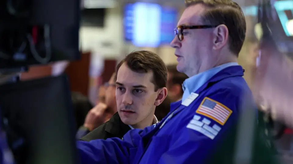 Global Markets Turn Mixed as Earnings Beat Pivots with Peace-Talk Hopes