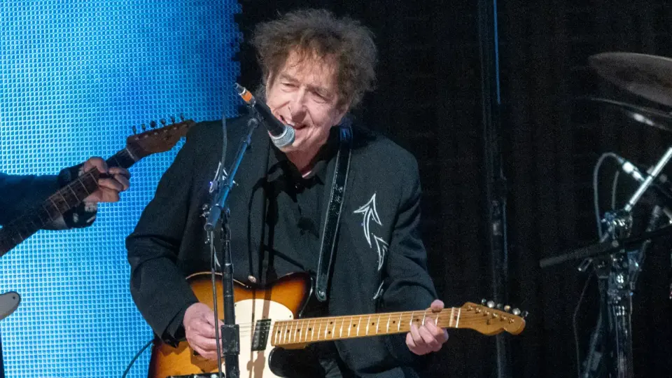 Dylan's New Guitarist Debuts as Tour Drama Lingers
