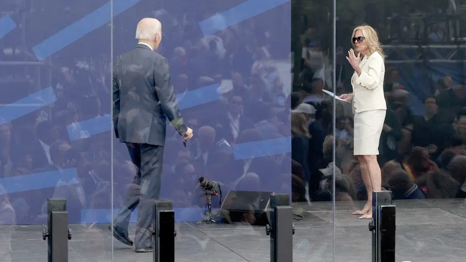 Biden drifts back on stage at Obama Center dedication in a tense moment
