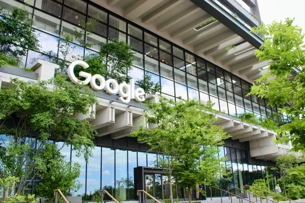 Analysts Lift Alphabet Targets on TPU Chip Sales and Fitbit Launch