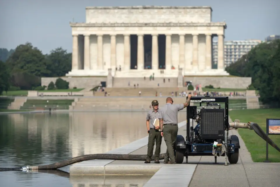 Reflecting Pool Drains Again as Trump-Era Renovation Faces Snags
