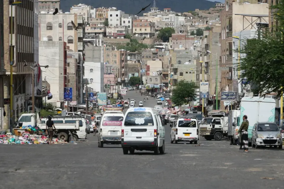 Houthis encircle Taiz as government forces push into Marib